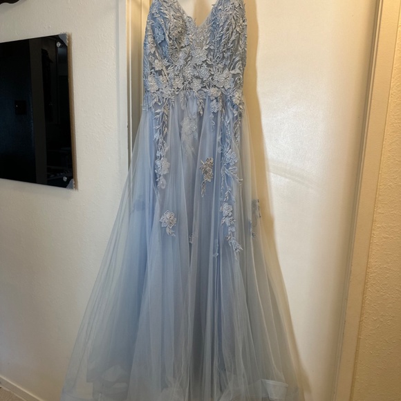 selling a few of my dresses because i graduated and no longer need them - Picture 3 of 3